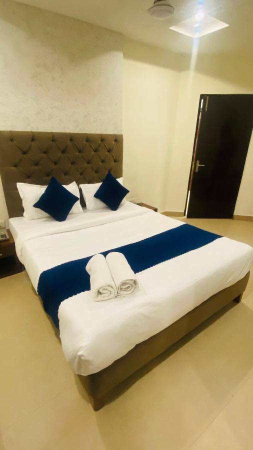 Hotel Landmark Chandīgarh Exterior foto